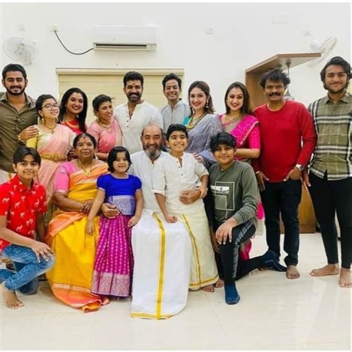 How many daughters does Manjula Vijayakumar have?